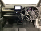 車内は光触媒抗菌消臭施工済です。スタイリッシュなデザインでスポーティなインパネ周りを演出します。グローブボックスやカップホルダーのほかにトレーなどたくさんの収納スペースが付いています。