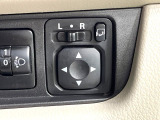 【電動格納ミラー】サイドミラーは電動格納式となっており、狭い駐車場でもキズがつくリスクを抑えられます。