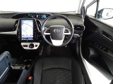 革巻き(合皮製)ステアリングで快適な操作性の運転席です。