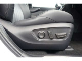 運転席にはパワーシートが付いております。パワーシートは指先1つで操作出来るためチカラの弱い女性の方でもシートに座ったまま操作出来ます♪