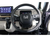 運転中もハンドルでの操作が可能です。特に高速道路等の目が離せない運転時には、便利さだけでなく、安全性も兼ね備えております。