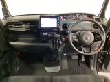 車内は光触媒抗菌消臭施工済です。スタイリッシュなデザインでスポーティなインパネ周りを演出します。グローブボックスやカップホルダーのほかにトレーなどたくさんの収納スペースが付いています。