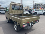 後ろ姿とサイドのバランスが分かる一枚。テール周りの印象や角の状態、荷室のイメージも掴めます。