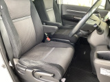 運転席は、高さを調整できるハイトアジャスター付きです。