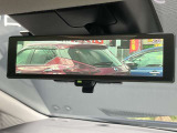 後部座席の人や、荷物に視界を邪魔されずに車両後方のカメラ映像をミラー面に映し出して、いつでもクリアな後方視界を確保する、インテリジェントルームミラーを装備しています。