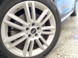 ●純正18インチアルミホイール:輸入車ならではの卓越した走りを支えるホイールと足回りです!日本車の走りに慣れている方にもぜひ体感して頂きたいほど、高いレベルでまとまっています!