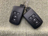 手荷物が多いときでも、スマートキーをバッグやポケットに携帯していれば、キーを取り出すことなくドアの解錠・施錠ができます