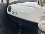 車検証や貴重品、小物を収納できます。