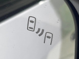 【ブラインドスポットワーニング】走行中、ドアミラーの死角になりやすい箇所に後続車が接近するとサイドミラー付近に警告を表示、ドライバーに注意喚起をしてくれます。