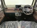 【インパネ】運転のしやすさを最優先に設計された見晴らしの良いフロントビュー。車両間隔が掴みやすく狭い道でも安心♪「安全」と「品質」を最優先に、安心してお乗りいただけるクルマを提供いたします。