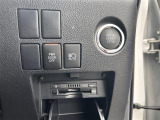 【ETC】有料道路を利用する際に料金所で停止することなく通過できる、ETC車載器(ノンストップ自動料金収受システム機器)が装備されています。セットアップを行うことで利用可能になります。
