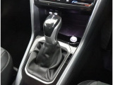 レザーシフト、プッシュスタート、駐車支援システム付きです。