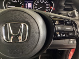 ハンドルにHondaセンシング系のクルーズコントロールやレーンキープアシストなどの操作スイッチが装備されています。ハンドルから手を離さず安全に操作できます。