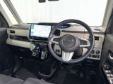 運転席まわりです。 各操作スイッチは使いやすい位置に配置されてます。