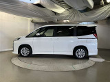 助手席側は電動スライドドアになってます。運転席やキーのリモコンで開閉できるので手が塞がっていても楽に積み降ろし出来ますよ。