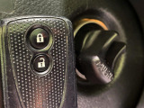【スマートキー】カバンやポケットに入れたままでもドアの施錠・解錠が可能なスマートキーを装備。エンジンのオン・オフ時もカギを取り出す必要が無いからとっても便利です♪