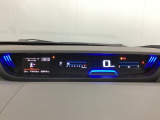 デジタル表示のスピードメーターとタコメーターを大きく配した見やすいメーター部になっています。左側のインフォメーション画面でオドメーターや燃費などの情報を確認できます。