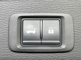 【パワーバックドア】スマートキーや運転席のボタンを押すだけでリアゲートが自動で開閉します!荷物を持っている時や、高い位置にあるバックドアを閉める際に便利な機能です♪
