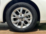 純正15インチアルミには185-65-R15サイズのタイヤが装着されています。