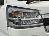LEDヘッドライトは、点灯の瞬間から最大光量を発揮し、突然暗くなるトンネルなどでの安定感を高めます。