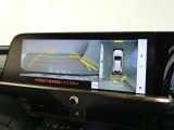 【全周囲モニター】車を上空から見下ろしたような映像をカーナビ画面に映し出し、車庫入れや縦列駐車をサポートしてくれます。