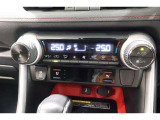 運転席・助手席・独立型オートエアコン。運転席と助手席側別々の温度設定ができ快適なドライブが楽しめます!さり気ない細やかな便利機能です。