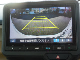 バック駐車が苦手な方や、初めてのお車で不安な方でも後方をナビ画面に映してくれるので、ラクラク停められます。