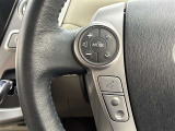 運転中、オーディオの操作をしてて、ハッとしたことはありませんか?ステアリングスイッチは、運転中でもハンドルでオーディオの操作が可能です。安全なドライブをサポートします。