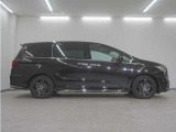 リアには左右スライドドアを採用。狭い駐車場でも開閉しやすく、強風の日でもドアが煽られにくくなっております。小さなお子さまやご年配の方も安心して乗り降りできます。