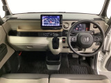 車内は光触媒抗菌消臭施工済です。インパネ周りはスタイリッシュなデザインで機能や装備も充実しています。グローブボックスやカップホルダーのほかにトレーなどたくさんの収納スペースが付いています。
