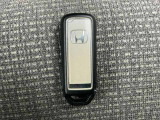 ☆スマートキー☆ドアの開錠・施錠はもちろんですが、エンジンをかけるときも鍵を取り出さなくて大丈夫ですよ♪両手に荷物をお持ちの時でも、大変便利で使い易い装備です☆