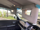 サンバイザーには、身だしなみを整える際に便利なバニティミラーが付いています。