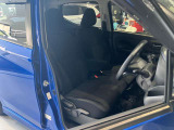 運転席、助手席です。座面も広くゆったりと座れてアームレストも付いているので重宝します。