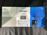 スマートキーは鍵をバッグに入れたままでもドアロックの開閉やエンジンのON・OFFができます。夜間や雨の日も鍵を探さなくて良いので便利です。