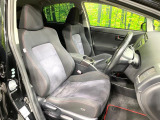 運転席まわりには十分なスペースがあり、大柄な方でもゆったり運転していただける環境です。