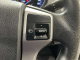 ステアリングスイッチ付きで、運転中に視線を前に向けたまま操作できます。