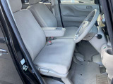 フロントシートにはセンターアームレスト付き、長時間の運転で疲れた腕を乗せてください。