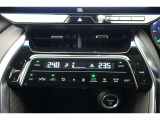 ★運転席と助手席でそれぞれお好みに合わせて温度設定が行えるフルオートエアコンです。外気温や室温、日射量を感知し、吹き出し温度、風量を緻密に制御します