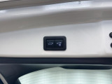パワーバックドアです。荷物を持っていても、ボタンを押すだけで簡単に開閉ができます。