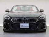 【キドニーグリル】BMWの代名詞。一目見ただけでBMWであると認識できる確固たるアイコンとして存在感を放ちます。
