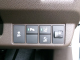 パーキングセンサーや横滑りを防ぐVSA等のスイッチ類は運転席の右側、手の届きやすい位置にあります。