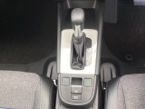 シンプルでとても使いやすいフロアシフトに、パーキングブレーキは、電子制御パーキングブレーキです。