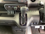 足元スッキリ、インパネシフトです。パーキングブレーキはフットブレーキタイプなので、運転席と助手席の間がスッキリしています。
