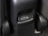 USBチャージャーは後席用にも設置されています。長時間のドライブも安心です♪