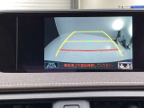 こちらのバックカメラは画面にラインが表示されておりますので、バック時のクルマの進行方向の目安になります。より高いレベルで車庫入れをサポートする、便利な機能ですね。