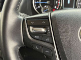 運転中、オーディオの操作をしてて、ハッとしたことはありませんか?ステアリングスイッチは、運転中でもハンドルでオーディオの操作が可能です。安全なドライブをサポートします。