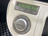 【オートエアコン】一度お好みの温度に設定すれば、車内の温度を検知し風量や温度を自動で調整。暑い&hellip;寒い&hellip;と何度もスイッチ操作をする必要はありません。快適な車内空間には必須の機能ですね♪