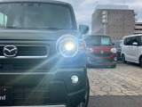 前方を照らすはハイビームとロービームをオートで切り替える機能的なLEDヘッドライトです。