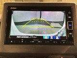 リバースギアに入れるだけで後方の表示へ切り替わります。夜間や雨の日の駐車も楽になりますよ。