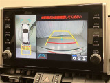車庫入れなど後進運転時に死角をモニターで確認ができて安全です♪ ステアリング操作の参考になるガイド線も表示しますので車庫入れがニガテな方も安心ですネ!
